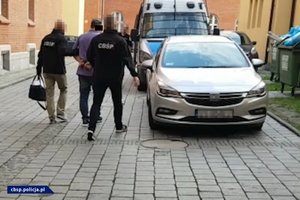 Policjanci CBŚP z osobą zatrzymaną