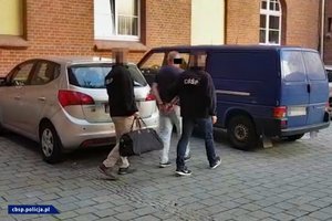 Policjanci CBŚP z osobą zatrzymaną