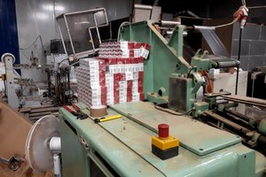 Zlikwidowana fabryka nielegalnych papierosów - funkcjonariusze i maszyny wraz z surowcami do produkcji papierosów