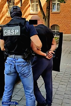 Policjanci CBŚP z osobami zatrzymanymi