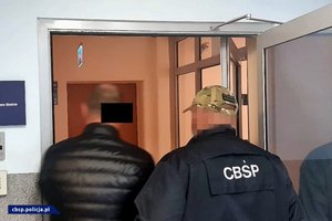 Policjanci CBŚP i znalezione części samochodowe oraz pojazdy