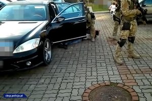 Policjanci CBŚP w trakcie realizacji i zabezpieczone pieniądze