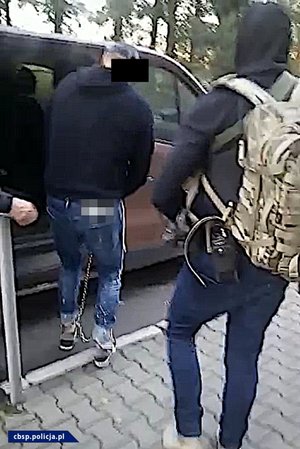 Policjanci CBŚP i osoby zatrzymane oraz zabezpieczone przedmioty