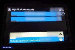Policjanci i zabezpieczone w trakcie realizacji rzeczy