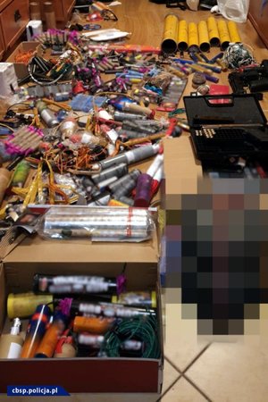 Policjanci i zabezpieczone w trakcie realizacji rzeczy