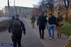 Policjanci CBŚP w trakcie czynności z zatrzymanym