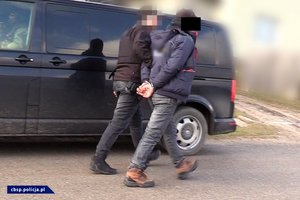 policjanci CBŚP w trakcie realizacji i zabezpieczona broń