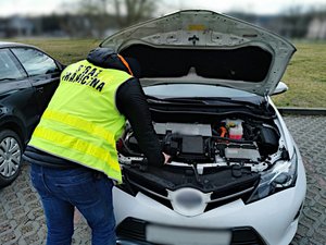 policjanci CBŚP i zabezpieczone samochody