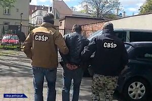 Policjanci CBŚP, osoby zatrzymane i zabezpieczone przedmioty