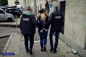 Policjanci CBŚP, osoby zatrzymane i zabezpieczone pieniądze