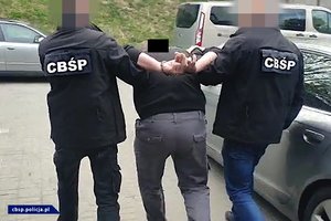 zabezpieczone narkotyki i policjanci CBŚP prowadzący osoby zatrzymane