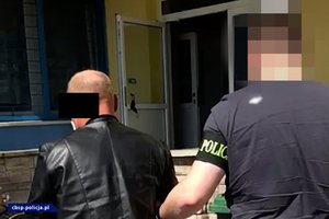 Policjanci CBŚP i zabezpieczone przedmioty