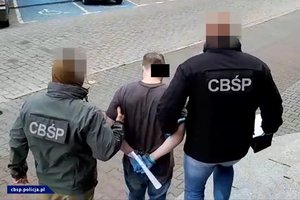 policjanci CBŚP i zatrzymani