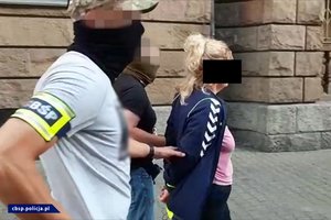 policjanci CBŚP i zatrzymani