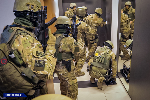 policjanci CBŚP w ubraniach bojowych