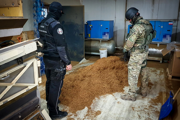 policjant CBŚP i funkcjonariusz KAS oraz tytoń