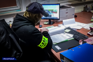 Policjant wykonuje czynności służbowe