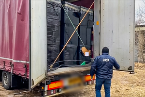 policjant przy pojeździe ciężarowym