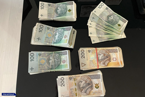 Banknoty o nominałach 100 i 200 PLN leżące na blacie.