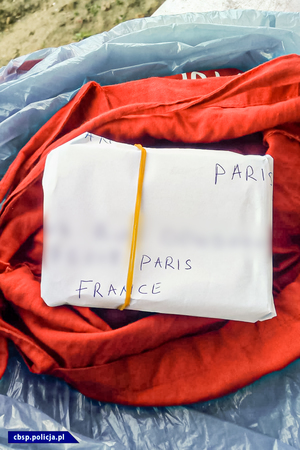 paczka zaadresowana do Paryża