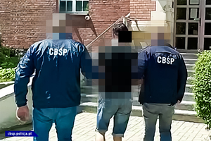 Policjanci doprowadzają osobę
