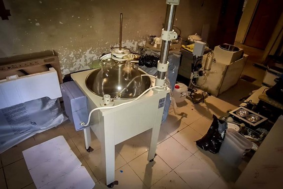 Urządzenie do podgrzewania w którym stoi kolba laboratoryjna.