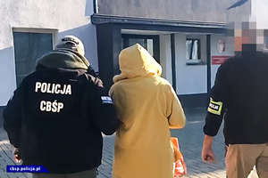 policjanci prowadzą osobę zatrzymaną