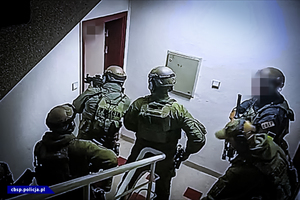 policjanci stoją na klatce schodowej