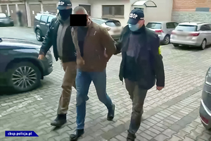 policjant cbśp prowadzi osobę zatrzymaną