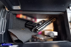 broń leżąca w samochodzie