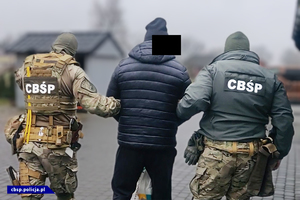 policjanci prowadzą zatrzymanego