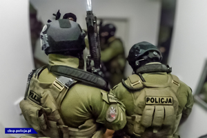 policjanci cbśp w ubraniu bojowym