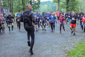 Policjanci biegną w VI Biegu Komendanta CBŚP