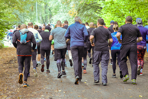 Policjanci biegną w VI Biegu Komendanta CBŚP