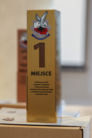 Policjanci biegną w VI Biegu Komendanta CBŚP