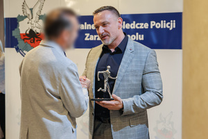 Policjanci biegną w VI Biegu Komendanta CBŚP