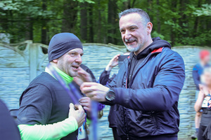 Policjanci biegną w VI Biegu Komendanta CBŚP