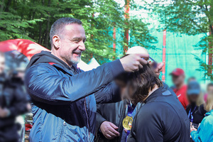 Policjanci biegną w VI Biegu Komendanta CBŚP