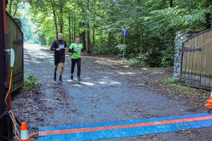 policjanci biegną
