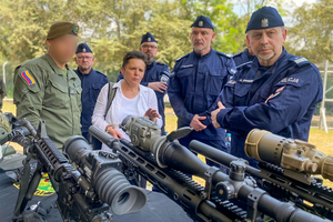 Przedstawiciele Komendy Głównej Policji i CBŚP podczas prezentacji sprzętu.