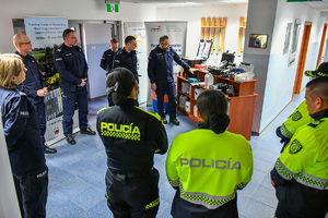 Kierownictwo CBŚP oraz Centrum Szkolenia Policji, prezentują różne przedmioty członkom delegacji kolumbijskiej.