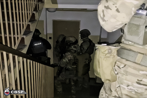 policjanci cbśp i przejęte mienie