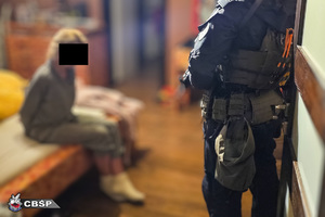 policjanci cbśp i przejęte mienie