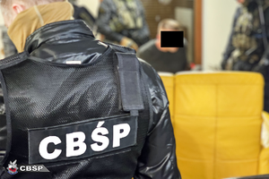 policjanci cbśp i przejęte mienie