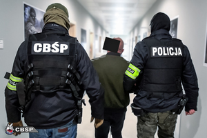 policjanci cbśp i przejęte mienie