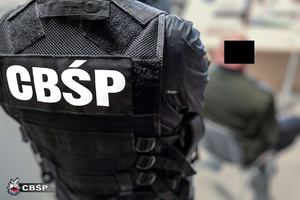 policjanci cbśp i przejęte mienie