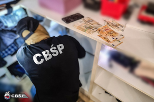 policjanci cbśp i przejęte mienie