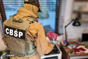 policjanci cbśp i przejęte mienie