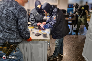 policjanci cbśp i przejęte mienie