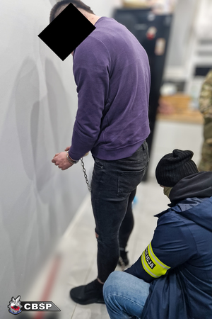 policjanci cbśp i przejęte mienie